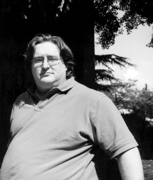 File:Gabe Newell - 2002 (cropped).png